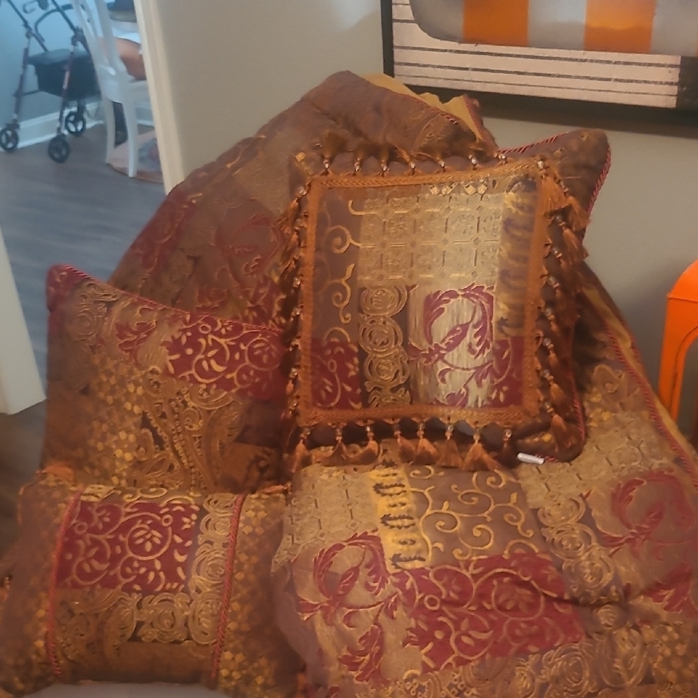 Queen Burgandy and Gold Comforter Set 3 Accent Pillows 2 Pillow Shams Bedskirt